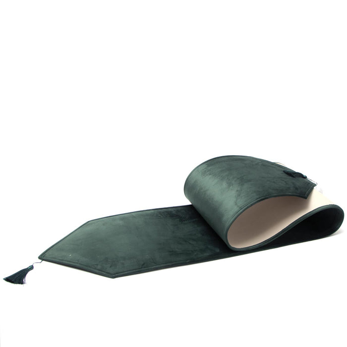 Runner tavola in velluto Verde scuro con nappa, 33X210CM, decorazione tavola, casa, eventi, complemento d'arredo , festa, matrimonio, natale, lavabile con acqua corrente o panno umido. In vendita sullo shop di Silani.