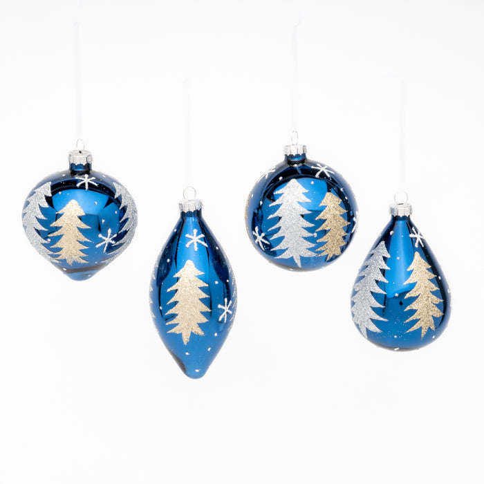 Palline per albero di Natale in vetro Blu, decorate con disegni a forma di albero in glitter, box da 4 sfere in forme assortite di 8CM. Perfette per decorare giocando con le tonalità di colore e da affiancare alle palline in vetro a tinta unita. Scopri i nostri articoli su Silani Srl.
