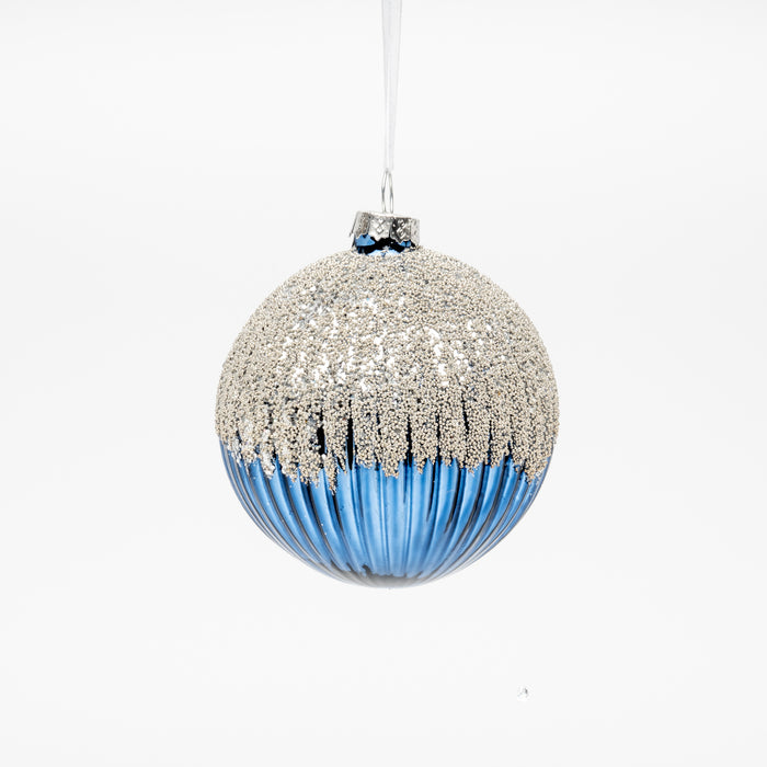 Palline per albero di Natale in vetro Blu, decorate con colata di glitter, box da 4 sfere di 8CM. Perfette per decorare giocando con le tonalità di colore e da affiancare alle palline in vetro a tinta unita. Scopri i nostri articoli su Silani Srl.