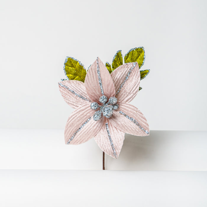 Pick fiore artificiale stella di natale in velluto Cipria con glitter a gambo corto, dotato di molletta sul retro utile per creare confezioni, segna posti e chiudi busta. Ideale come addobbo per il tuo albero di natale e per rendere speciali tue confezioni regalo. Scopri i nostri articoli su Silani Srl.