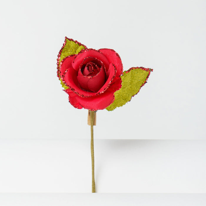 Pick rosa rossa artificiale con glitter a gambo corto, dotato di molletta sul retro utile per creare confezioni regalo, bomboniere a tema e chiudipacco. Elegante decoro ideale come fantastico segna posto per i tuoi eventi e composizioni natalizie. Scopri i nostri articoli su Silani Srl.