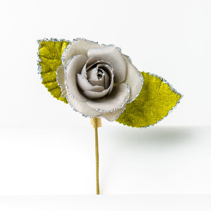 Pick rosa argento artificiale con glitter a gambo corto, dotato di molletta sul retro utile per creare confezioni regalo, bomboniere a tema e chiudipacco. Elegante decoro ideale come fantastico segna posto per i tuoi eventi e composizioni natalizie. Scopri i nostri articoli su Silani Srl.