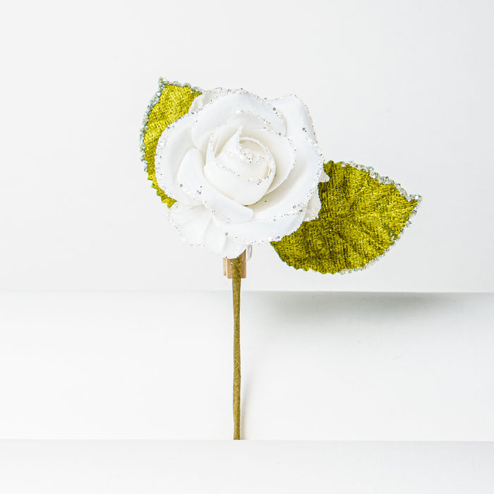 Pick rosa bianca artificiale con glitter a gambo corto, dotato di molletta sul retro utile per creare confezioni regalo, bomboniere a tema e chiudipacco. Elegante decoro ideale come fantastico segna posto per i tuoi eventi e composizioni natalizie. Scopri i nostri articoli su Silani Srl.