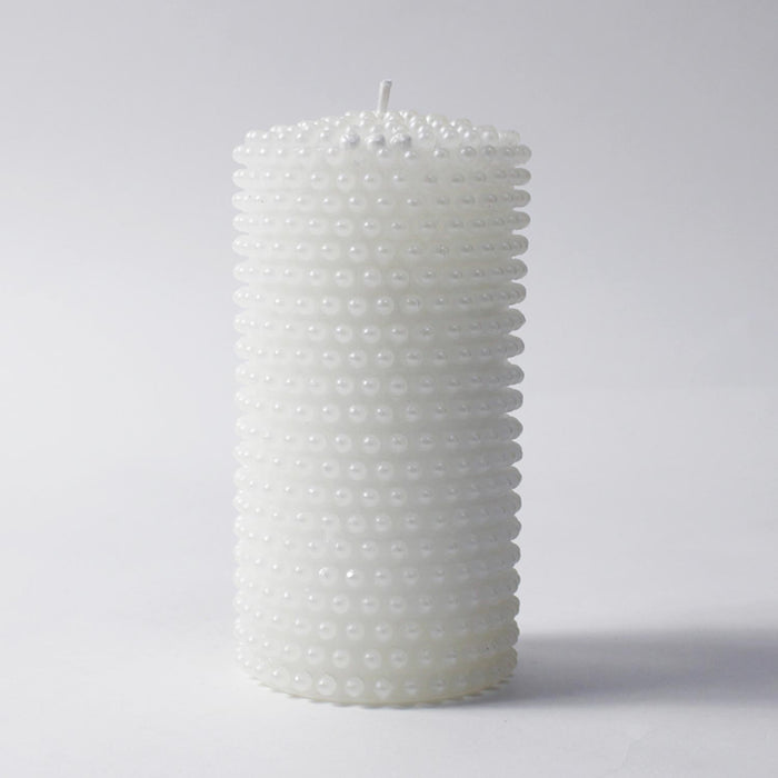 Candela decorativa laccata bianca a forma cilindrica con perline lucide a rilievo, Ø 7CM X 15CM, perfetta come bomboniera, accessorio d' allestimento per wedding e complemento d' arredo. Scopri i nostri articoli su Silani Srl.