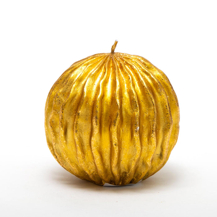 Candela tonda ondulata Oro, finitura opaca Ø 10cm , la forma tonda dona armonia negli allestimenti per eventi. Perfetta per creazioni di centro tavola, bomboniere e idea regalo. Scopri i nostri articoli su Silani Srl.