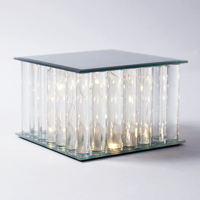 Alzata quadrata in Vetro con Led in luce calda ,40X40X10CM, ideale come alzatina per dolci per eventi di vario genere e wedding. Elegante accessorio adatto come complemento d' arredo in varie ambienti. Un must-have per allestite tavoli da buffet durante eventi importanti. Scopri i nostri articoli su Silani Srl.