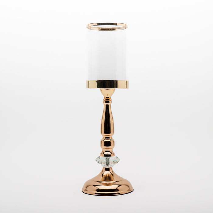 Portacandela Oro in metallo 13X45CM. Elegante accessorio dotato di supporto per candela. Adornato da una sfera di cristallo e caratterizzato da una base di supporto dalla forma larga per garantire maggiore stabilità. In vendita sullo shop di Silani.