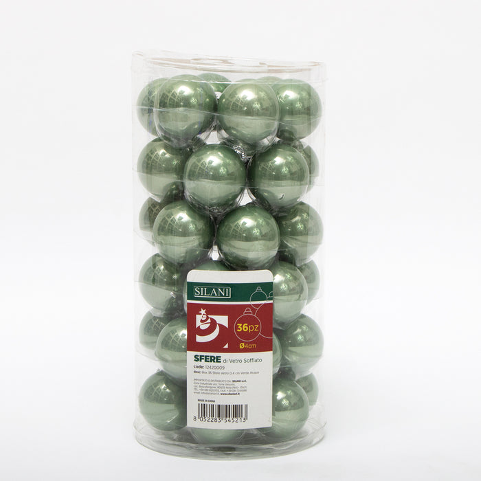 Palline in vetro per albero di Natale colore Verde Acqua, box da 36 sfere di dimensioni 4CM. Perfette anche per decorare ghirlande e festoni, giocando con le tonalità di colore. Confezionate in box di plastica trasparente. In vendita sullo shop di Silani.