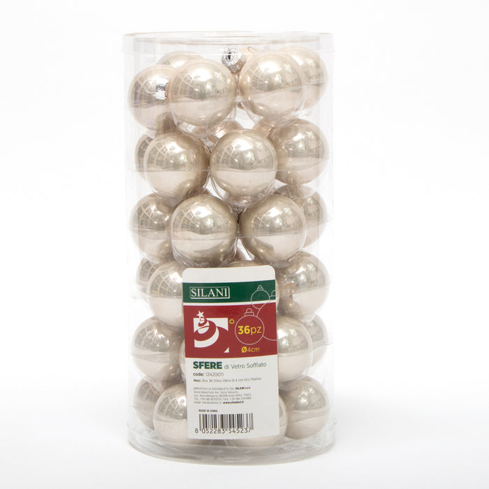 Palline in vetro per albero di Natale colore Oro Platino, box da 36 sfere di dimensioni 4CM. Perfette anche per decorare ghirlande e festoni, giocando con le tonalità di colore. Confezionate in box di plastica trasparente. In vendita sullo shop di Silani.