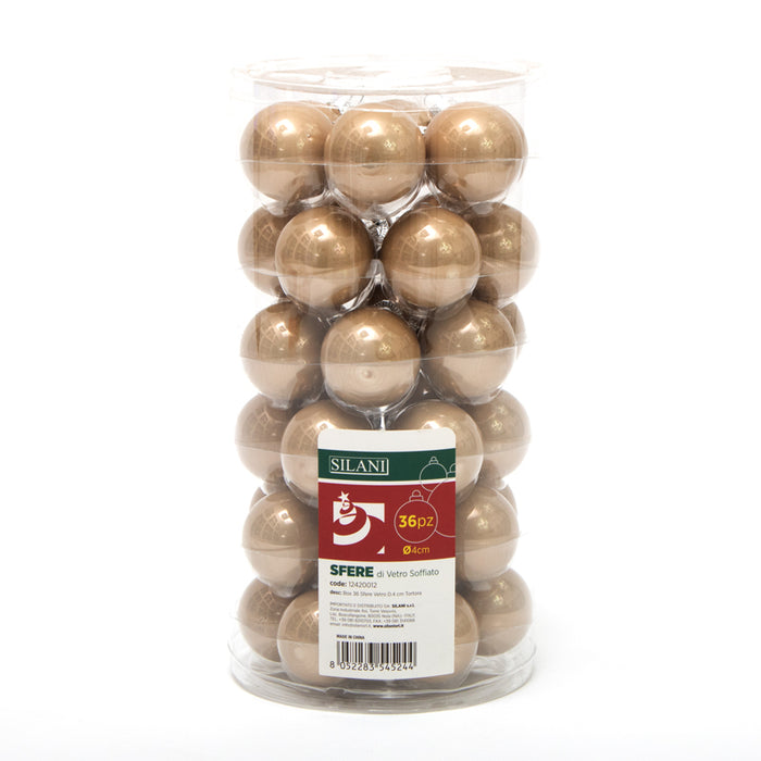 Palline in vetro per albero di Natale colore Tortora, box da 36 sfere di dimensioni 4CM. Perfette anche per decorare ghirlande e festoni, giocando con le tonalità di colore. Confezionate in box di plastica trasparente. In vendita sullo shop di Silani.