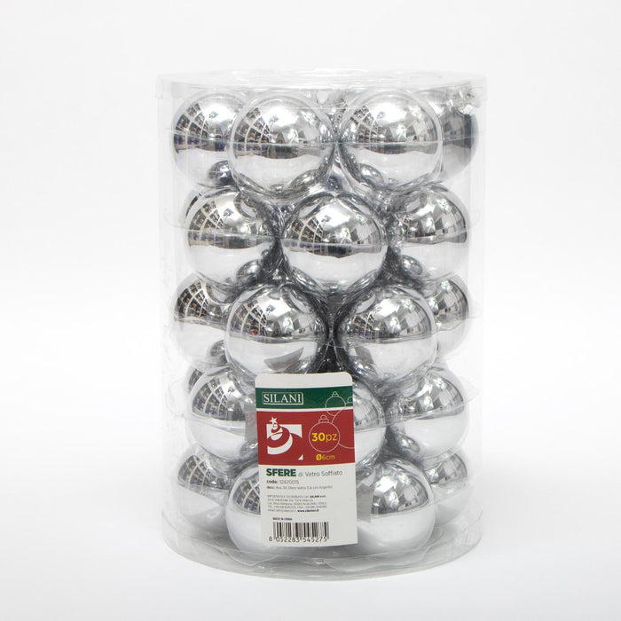 Palline in vetro per albero di Natale colore Argento, box da 30 sfere di dimensioni 6CM. Perfette anche per decorare ghirlande e festoni, giocando con le tonalità di colore. Confezionate in box di plastica trasparente. In vendita sullo shop di Silani