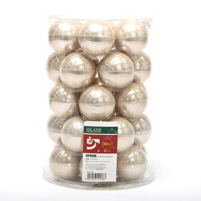 Palline in vetro per albero di Natale colore Oro Platino, box da 30 sfere di dimensioni 6CM. Perfette anche per decorare ghirlande e festoni, giocando con le tonalità di colore. Confezionate in box di plastica trasparente. In vendita sullo shop di Silani.