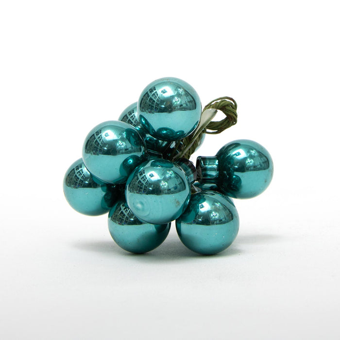 Bouquet 12 palline di Natale da 2CM colore Petrolio unite da filo metallico verde. Perfette per creare composizioni floreali e per decorare ghirlande e festoni giocando con le tonalità di colore. Confezionate singolarmente in box di plastica trasparente. Scopri i nostri articoli su Silani Srl.