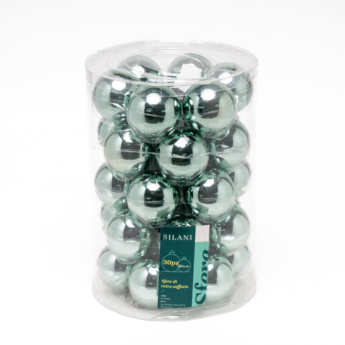 Palline in vetro per albero di Natale colore muschio chiaro, box da 30 sfere di dimensioni 6CM. Perfette anche per decorare ghirlande e festoni, giocando con le tonalità di colore. Confezionate in box di plastica trasparente. Scopri i nostri articoli su Silani Srl.