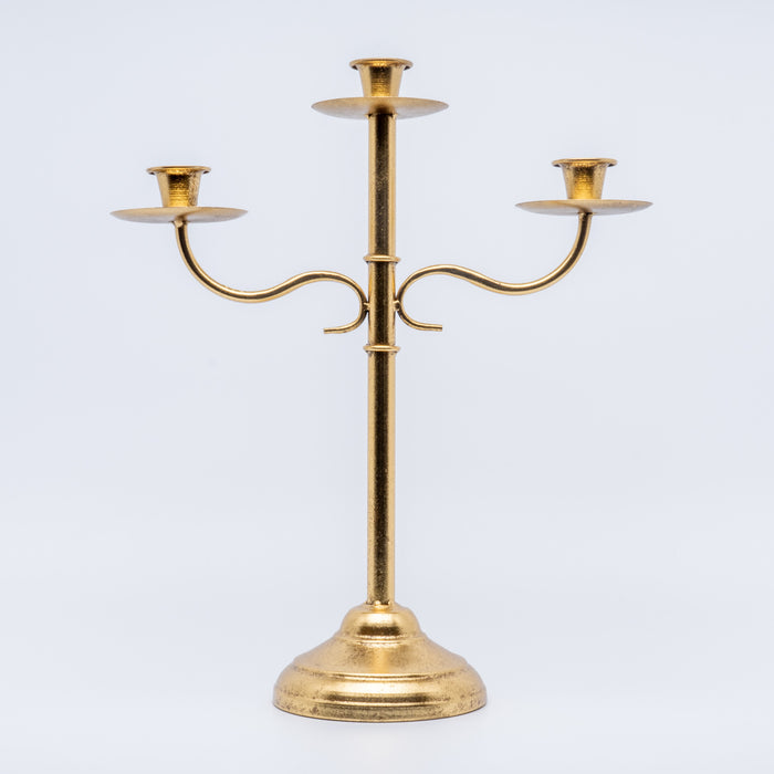 Candelabro Oro retro 38X16X46 CM dallo stile raffinato, dotato di 3 bracci e da una base di supporto dalla forma larga per garantire maggiore stabilità alle candele. Perfetto per eventi, cerimonie, allestimenti, composizioni e complemento d'arredo. In vendita sullo shop di Silani.