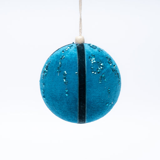 Palline per albero di Natale con base in polistirolo e tessuto in velluto e strass colore Turchese , box da 6 sfere di dimensioni 8CM. Perfette per decorare giocando con le tonalità di colore da affiancare alle palline in vetro a tinta unita. Scopri i nostri articoli su Silani Srl.