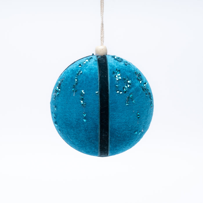 Palline per albero di Natale con base in polistirolo e tessuto in velluto e strass colore Turchese , box da 6 sfere di dimensioni 8CM. Perfette per decorare giocando con le tonalità di colore da affiancare alle palline in vetro a tinta unita. Scopri i nostri articoli su Silani Srl.