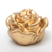 Candela decorativa laccata a forma di Rosa Oro Ø 11 cm, con petali a rilievo e finitura lucida, perfetta come bomboniera e accessorio d' allestimento per eventi a tema. Scopri i nostri articoli su Silani Srl.