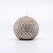 Candela decorativa laccata argento a forma di sfera Ø 8 cm, con rifiniture a forma di rombi a rilievo, perfetta come bomboniera e accessorio d'allestimento per eventi a tema. Perfetta per accompagnare composizioni floreali. Scopri i nostri articoli su Silani srl.
