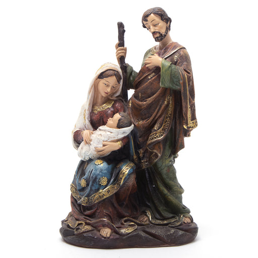 Natività Retrò 25CM realizzata in resina. Nella scena è raffigurato Gesù bambino avvolto in una coperta fra le braccia della vergine Maria, vicino a loro c'è Giuseppe che li guarda appoggiato al suo bastone. Perfetto per dare vitalità ad ambienti casalinghi. Scopri i nostri articoli su Silani srl.