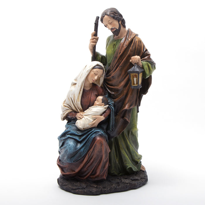 Natività Nazareth 38CM realizzata in resina. Nella scena è raffigurato Gesù bambino avvolto in una coperta fra le braccia della vergine Maria, vicino a loro c'è Giuseppe che gli fa luce con una lanterna. Perfetto per dare vitalità ad ambienti casalinghi. Scopri i nostri articoli su Silani srl.