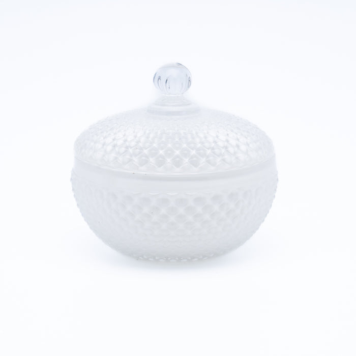 Candela cofanetto geometric bianco 9X9CM, perfetta come bomboniera e accessorio d'allestimento per wedding. Il cofanetto rende questa candela un perfetto complemento d'arredo per chi ama l'eleganza in ambienti moderni. Scopri i nostri articoli su Silani Srl.