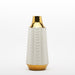Vaso di design bianco oro 8X15CM, un modo semplice per aggiungere un tocco di stile ed eleganza. Perfetto per un tavolo da pranzo o per creare composizioni floreali che cambieranno aspetto a qualsiasi ambiente. Scopri i nostri articoli su Silani Srl.