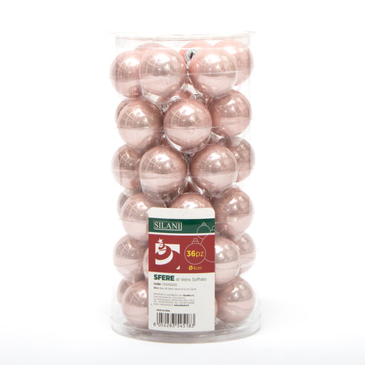 Palline in vetro per albero di Natale colore Cipria, box da 36 sfere di dimensioni 4CM. Perfette anche per decorare ghirlande e festoni, giocando con le tonalità di colore. Confezionate in box di plastica trasparente. In vendita sullo shop di Silani.