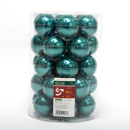 Palline in vetro per albero di Natale colore Petrolio, box da 30 sfere di dimensioni 6CM. Perfette anche per decorare ghirlande e festoni, giocando con le tonalità di colore. Confezionate in box di plastica trasparente. In vendita sullo shop di Silani.