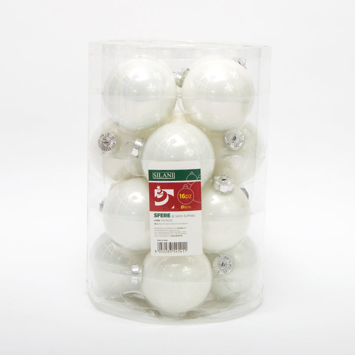 Palline in vetro per albero di Natale colore Bianco, box da 16 sfere di dimensioni 8CM. Perfette anche per decorare ghirlande e festoni, giocando con le tonalità di colore. Confezionate in box di plastica trasparente. In vendita sullo shop di Silani