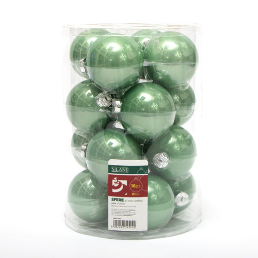 Palline in vetro per albero di Natale colore Verde, box da 16 sfere di dimensioni 8CM. Perfette anche per decorare ghirlande e festoni, giocando con le tonalità di colore. Confezionate in box di plastica trasparente. In vendita sullo shop di Silani.