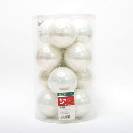 Palline in vetro per albero di Natale colore Bianco, box da 12 sfere di dimensioni 10CM. Perfette anche per decorare ghirlande e festoni, giocando con le tonalità di colore. Confezionate in box di plastica trasparente. In vendita sullo shop di Silani.