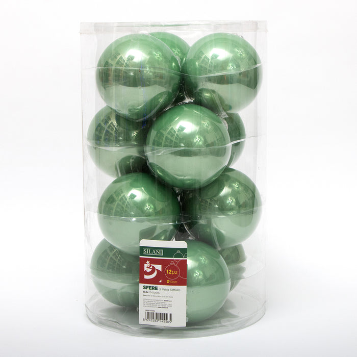 Palline in vetro per albero di Natale colore Verde, box da 12 sfere di dimensioni 10CM. Perfette anche per decorare ghirlande e festoni, giocando con le tonalità di colore. Confezionate in box di plastica trasparente. In vendita sullo shop di Silani.