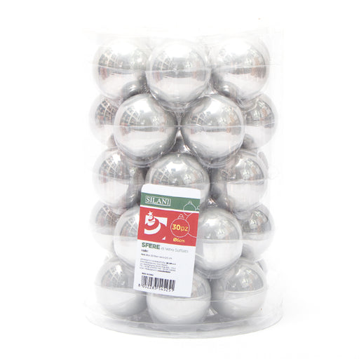 Palline in vetro per albero di Natale colore Argento Perlato, box da 30 sfere di dimensioni 6CM. Perfette anche per decorare ghirlande e festoni, giocando con le tonalità di colore. Confezionate in box di plastica trasparente. In vendita sullo shop di Silani.