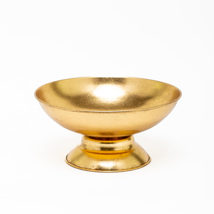 Vaso Retrò Oro 24X24X11CM. Accessorio in metallo dallo stile retrò e sfarzoso. Entrato a far parte dei must-have di feste ed eventi, questo accessorio è ottimo per la portata di dolciumi o per la creazione di composizioni floreali artificiali. Scopri i nostri articoli su Silani Srl.