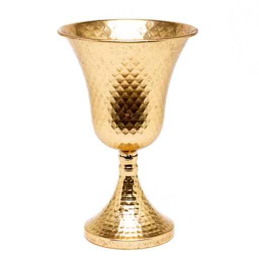 Vaso Retrò Oro 21X21X36CM. Accessorio in metallo dallo stile retrò e sfarzoso. Adatto per più occasioni e utilizzabile per tutti i tipi di eventi o complemento d'arredo. Ottimo per la creazione di composizioni floreali artificiali. Può essere come semplice centro tavola per casa.Scopri i nostri articoli su Silani Srl.