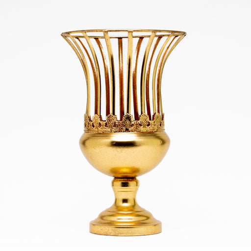 Vaso Traforato Retrò Oro 24X38CM, caratterizzato dai bordi traforati. Un modo semplice per aggiungere un tocco di stile ed eleganza ad ogni contesto d'uso. Scopri i nostri articoli su Silani Srl.