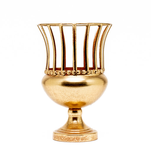 Vaso Traforato Retrò Oro 19X30CM, caratterizzato dai bordi traforati. Un modo semplice per aggiungere un tocco di stile ed eleganza ad ogni contesto d'uso. Scopri i nostri articoli su Silani Srl.