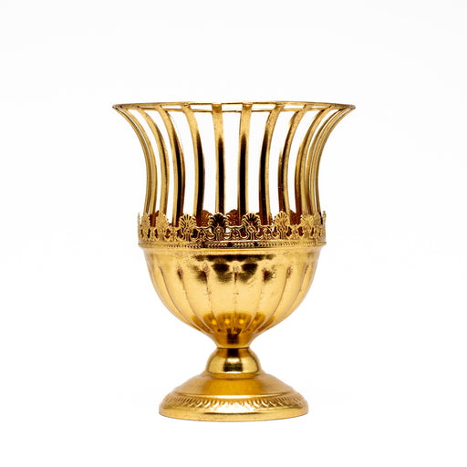 Vaso Traforato Retrò Oro 25X31CM, caratterizzato dai bordi traforati. Un modo semplice per aggiungere un tocco di stile ed eleganza ad ogni contesto d'uso. Scopri i nostri articoli su Silani Srl.