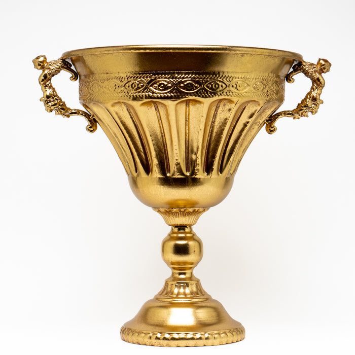 Vaso Coppa Grande Retrò Oro 46X45CM. Capace di valorizzare ogni ambiente che lo circonda. Può essere utilizzato per accentuare ingressi e tavoli per eventi, per creare composizioni floreali artificiali, lungo corridoi, allestimenti scenografici, soggiorno, hotel. Scopri i nostri articoli su Silani Srl.