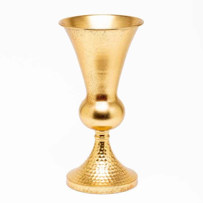 Vaso Retrò Oro 12X12X33CM. Accessorio in metallo dallo stile retrò e sfarzoso. Adatto per più occasioni e utilizzabile per tutti i tipi di eventi o complemento d'arredo. Ottimo per la creazione di composizioni floreali artificiali. Può essere come semplice centro tavola per casa.Scopri i nostri articoli su Silani Srl.