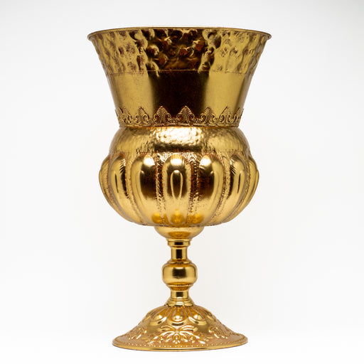 Vaso Coppa Retrò Oro 34X34X57CM. Capace di valorizzare ogni ambiente che lo circonda. Può essere utilizzato per accentuare ingressi e tavoli per eventi, per creare composizioni floreali artificiali, lungo corridoi, allestimenti scenografici, soggiorno, hotel. Scopri i nostri articoli su Silani Srl.