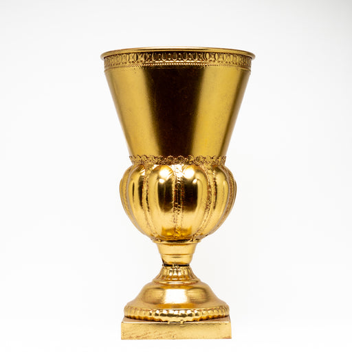 Vaso Coppa Retrò Oro 25X25X40CM. Capace di valorizzare ogni ambiente che lo circonda. Può essere utilizzato per accentuare ingressi e tavoli per eventi, per creare composizioni floreali artificiali, lungo corridoi, allestimenti scenografici, soggiorno, hotel. Scopri i nostri articoli su Silani Srl.