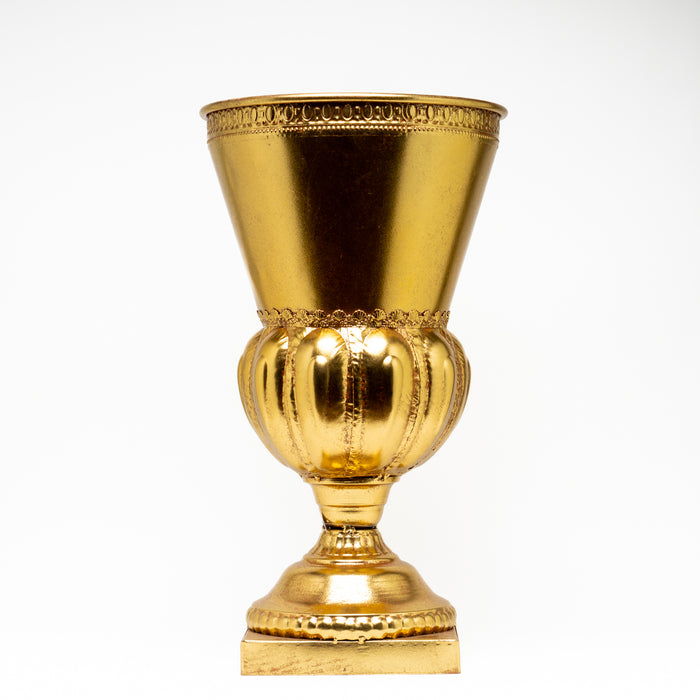 Vaso Coppa Retrò Oro 29X29X52CM. Capace di valorizzare ogni ambiente che lo circonda. Può essere utilizzato per accentuare ingressi e tavoli per eventi, per creare composizioni floreali artificiali, lungo corridoi, allestimenti scenografici, soggiorno, hotel. Scopri i nostri articoli su Silani Srl.